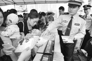 民警在设摊宣传。 通讯员 高炎飞 摄